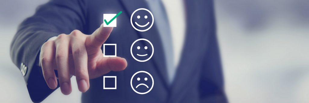 Cette image a un attribut alt vide ; le nom du fichier est businessman-giving-rating-with-happy-icon-customer-satisfaction-picture-id928506088-1-1024x341-1.jpg